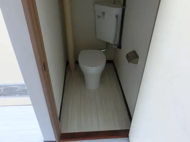 壁紙とクッションフロアを貼り替えてきれいになったトイレ
