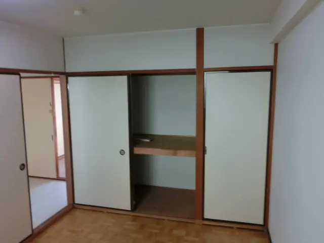 ふすまや建具にも壁紙を貼った様子