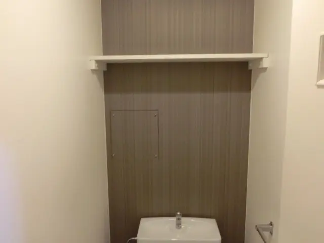 トイレに棚を設置した様子
