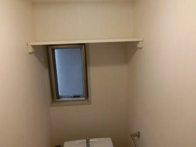 トイレの窓の上に棚を設置した様子