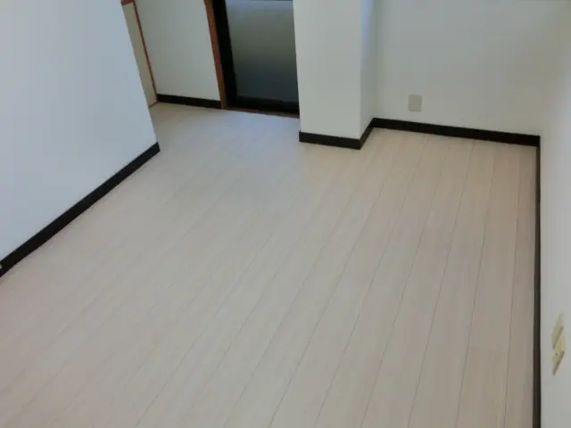 防音マットの上にクッションフロアを施工