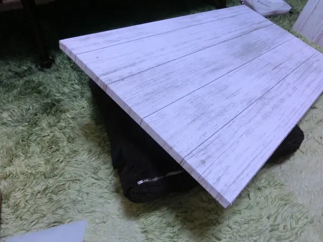 収納扉にカッティングシートを貼った状態