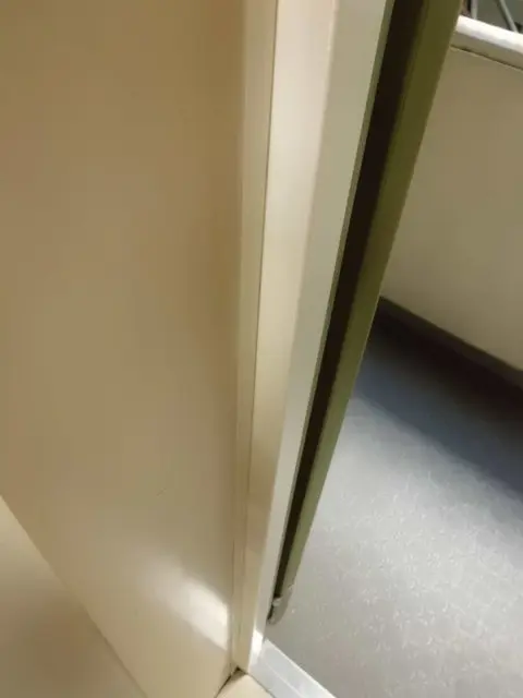 玄関枠をアイボリーで塗り直した様子