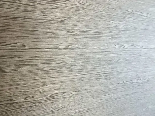 メタリックな木目調のアクセントクロスのアップ