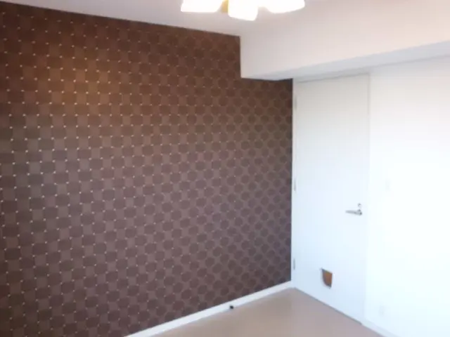 アクセントクロスの効果でリゾートホテルのような部屋になった様子