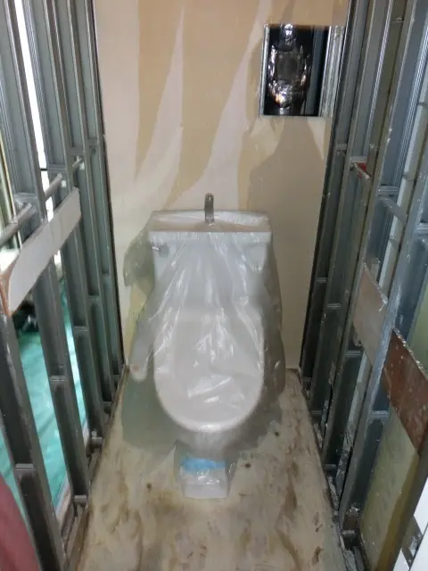 漏水が原因で濡れてしまったトイレの石膏ボードを撤去した様子