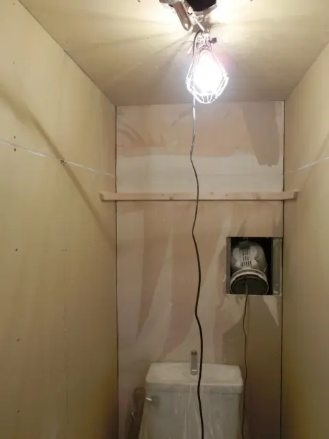 この機会にトイレに棚を作った様子
