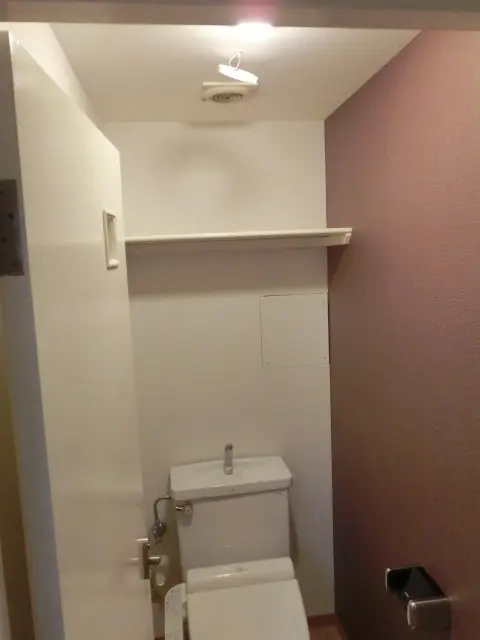 クロスを貼ってトイレがきれいに生まれ変わった様子