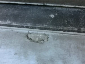 えぐれたベランダの防水の現状