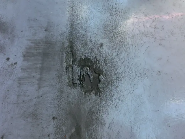 変色し破損したベランダの防水の現状