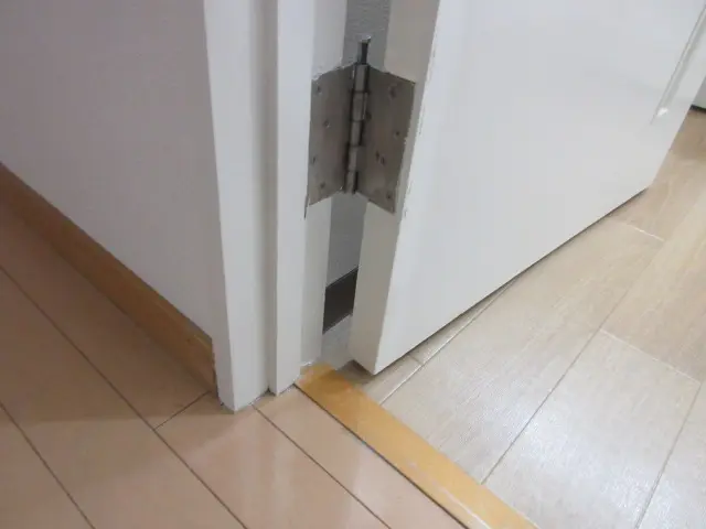 角を修復し、再塗装してきれいになった枠や戸当たり、扉の様子