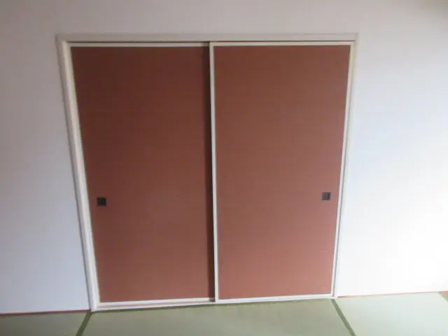 ペッとにかじられた和室の枠を修復し、白く塗装して仕上げた様子