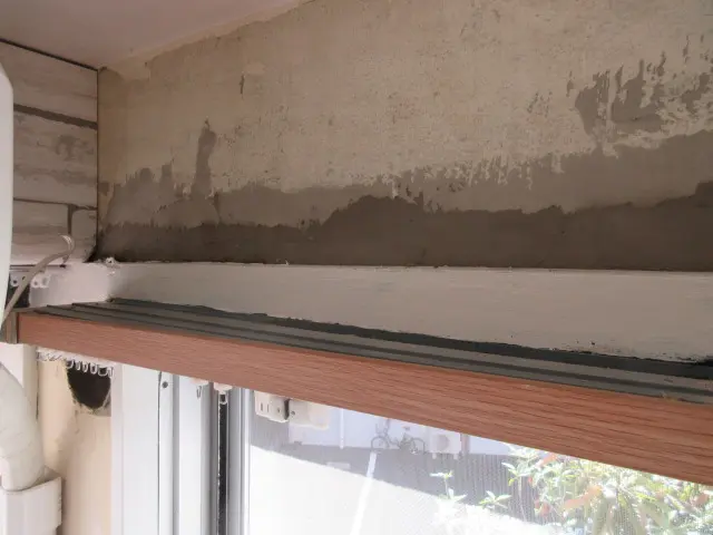 モルタル補修用の建材で隙間を埋めた様子