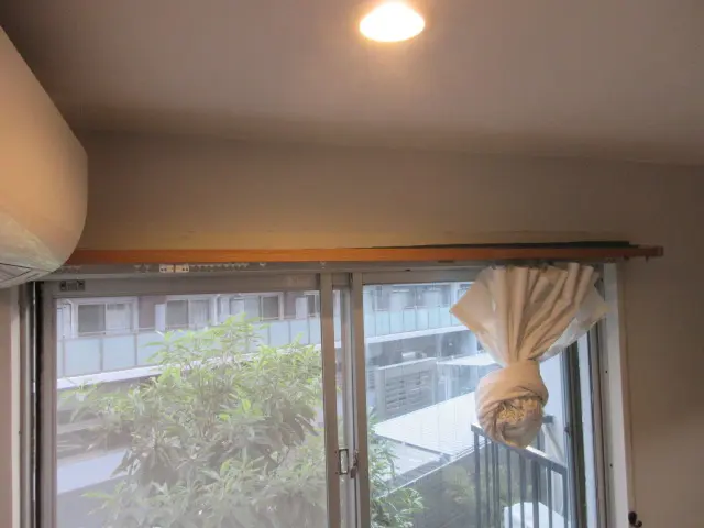 スリット状の隙間がある壁に壁紙を貼って完成した様子