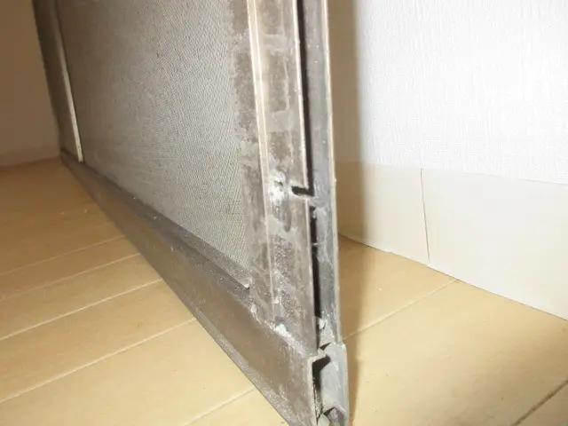 網戸の戸車がなくっている状態