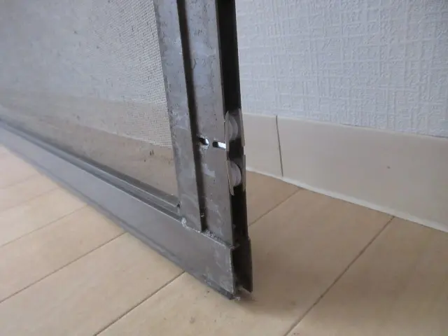 新しい網戸の戸車を付けた状態