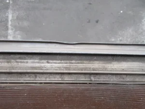 サッシのレールが一部曲がっている状態