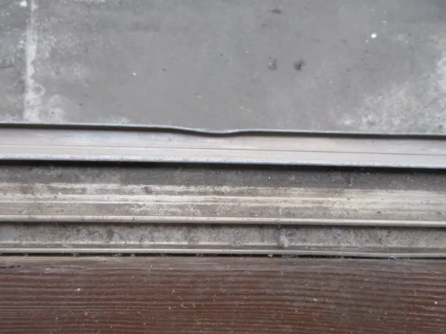 サッシのレールが一部曲がっている状態