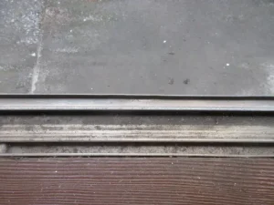 曲がったサッシのレールをまっすぐに直した状態