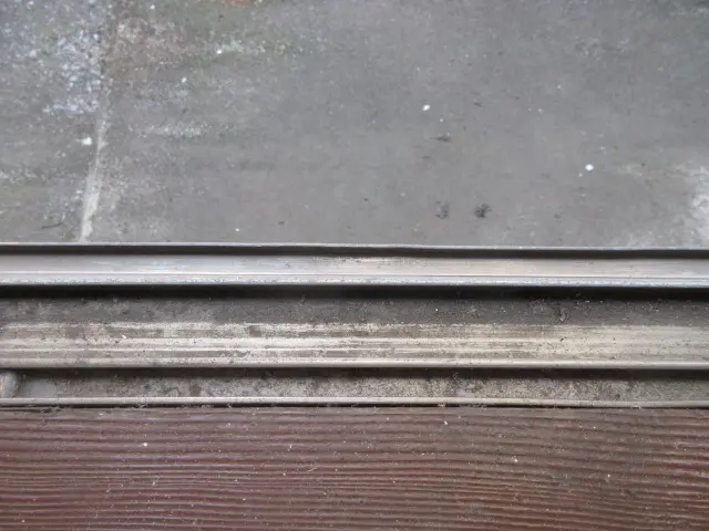 曲がったサッシのレールをまっすぐに直した状態