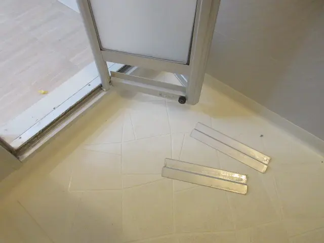ユニットバスの浴室ドアの下部パーツ（蛇腹）がバラバラになっている状態