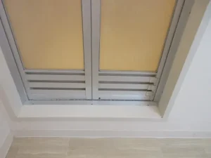 破損した浴室ドアを修理して補強した状態