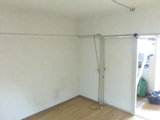 枠を塗装する前の部屋の様子。壁に横木があり、現状は白く塗装されています。