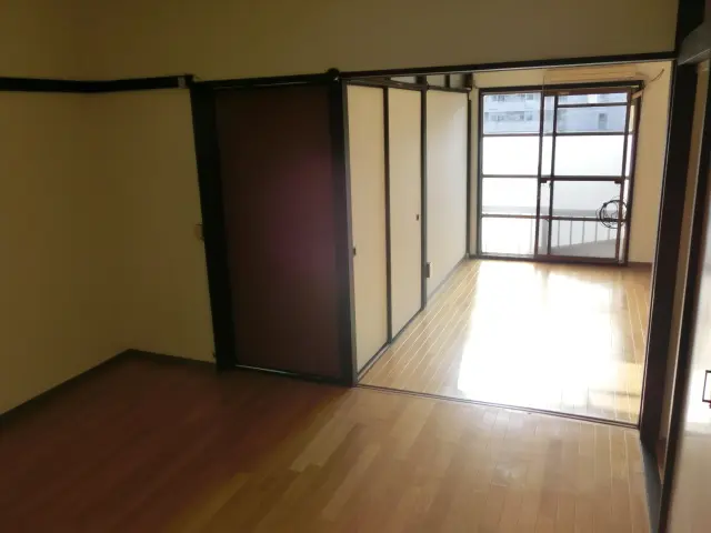 部屋の枠を黒くそうした部屋の様子。レトロな印象に変化しました。