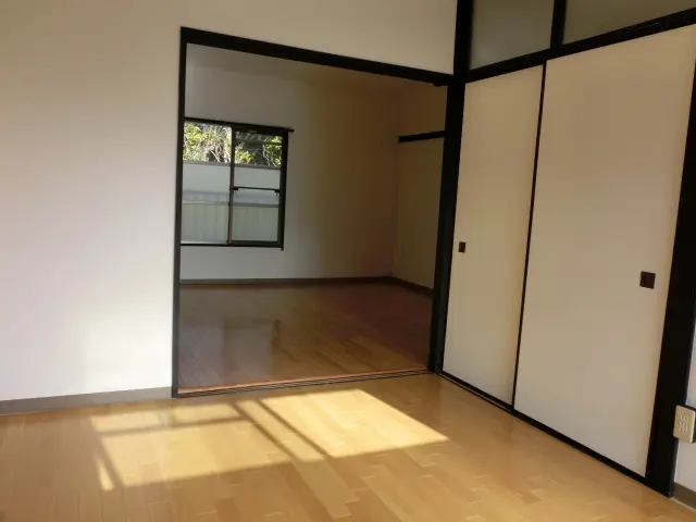 別アングルで見た枠を黒く塗装した部屋の様子。