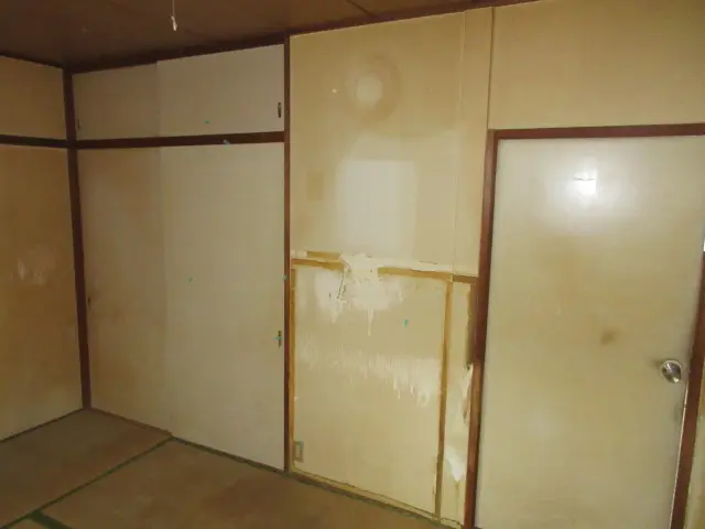 かなり汚い部屋の様子です。煙草のヤニや手垢、猫の引っかきキズがあります。