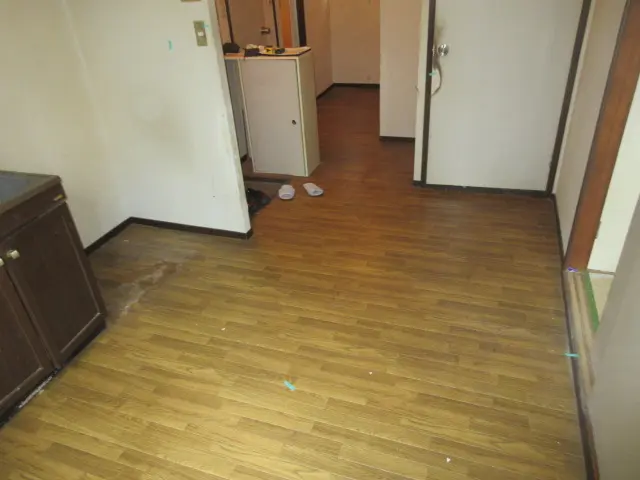 原状回復前のDKの様子です。画像ではわかりにくいですが、部屋全体が茶色く汚れ、建具の手垢が目立ちます。