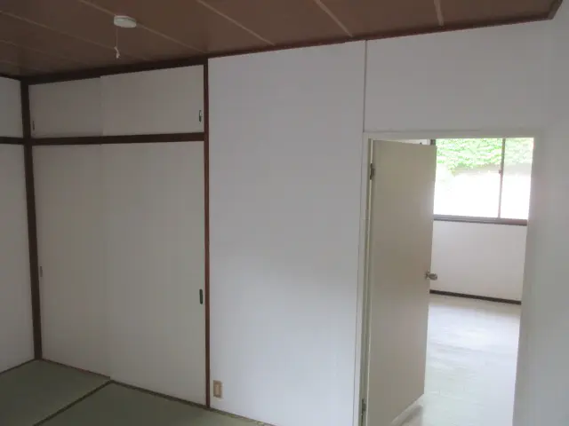 原状回復できれいなった部屋の様子です。壁紙を貼り替え、建具は塗装しました。
