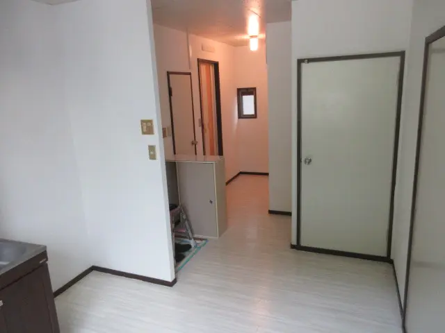 原状回復後のDKの様子。壁紙と床を貼り替え、天井と建具を塗装。