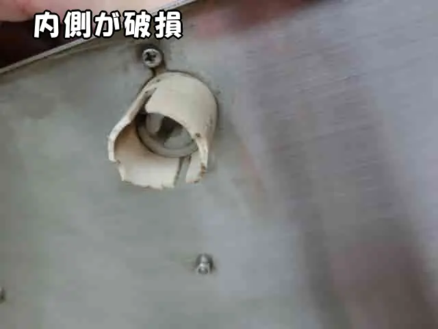 集合ポストの鍵の内側が破損している様子